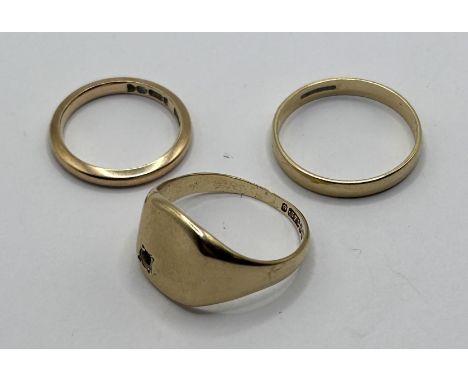 A 9ct gold signet ring, ring size P, a 9ct gold wedding band, ring size P 1/2, and a 9ct gold wedding band, ring size J, 7.8 