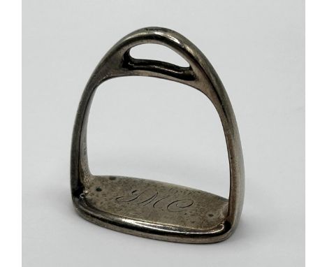 A modern silver novelty napkin ring, in the form of a stirrup, initialled JMC, 35 g 