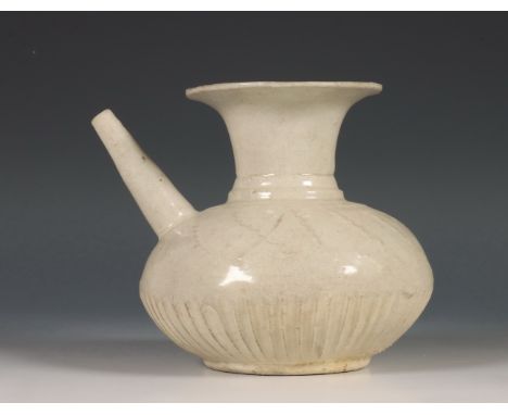 China, crème-wit geglazuurde schenkkan, Noordelijke Song-dynastie, 10e-12e eeuw, met geribde onderzijde en reliëfdecoratie, b