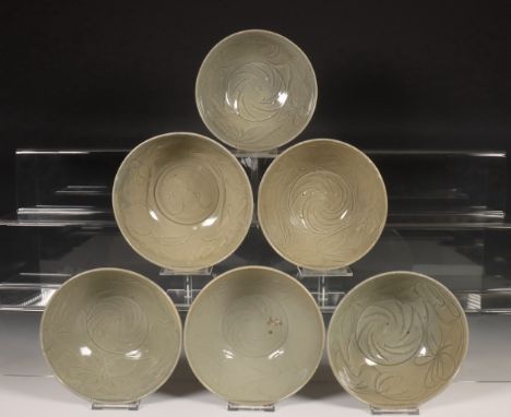 China, zes diepe celadon geglazuurde kommen, Noordelijke Song-dynastie, 10e-12e eeuw, met vloeiende florale decoratie, bedekt