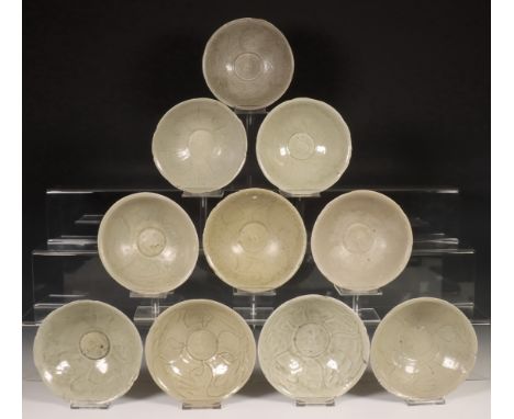 China, tien celadon geglazuurde kommen, Noordelijke Song-dynastie, 10e-12e eeuw, met gestileerde florale decoratie, bedekt me