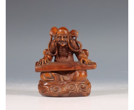China, houten snijwerk van een monnik, 19e/20e eeuw, zittend op een gestileerde ondergrond met citer h. 8,9 cm [1] China, woo
