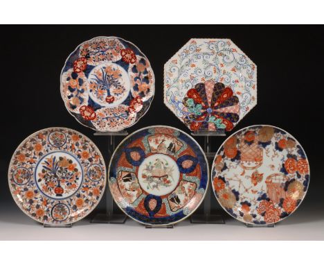 Japan, vijf Imari porseleinen borden, 18e-20e eeuw, met verschillende bloemdecoraties (lichte slijtage) diam. 22 cm Provenanc