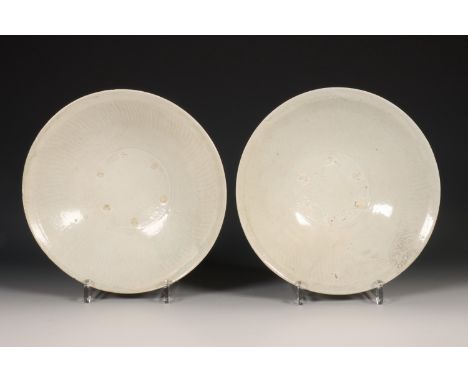 China, twee crème geglazuurde schalen, Noordelijke Song-dynastie, 10e-12e eeuw, met gekraagde rand, een bedekt met een licht 