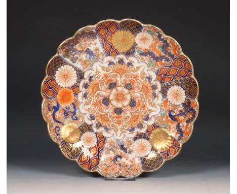 Japan, Imari porseleinen plooibord, Meiji periode (1868-1912), gedecoreerd met feniksen, vogels, bloemen en kiku, de onderzij