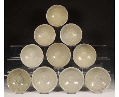 China, tien celadon geglazuurde kommen, Noordelijke Song-dynastie, 10e-12e eeuw, met vloeiende florale decoratie, bedekt met 