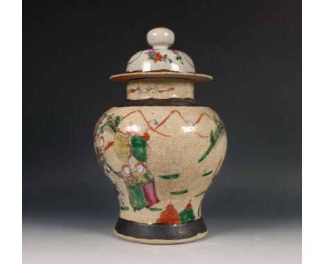 China, famille rose porseleinen export dekselpot, ca. 1920, beschilderd met krijgers op een crème ondergrond (klein chipje) h