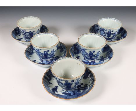 Japan, set van vijf blauw-wit porseleinen koppen en schotels, 18e eeuw, de geribde zijden gedecoreerd met figuren in een ommu