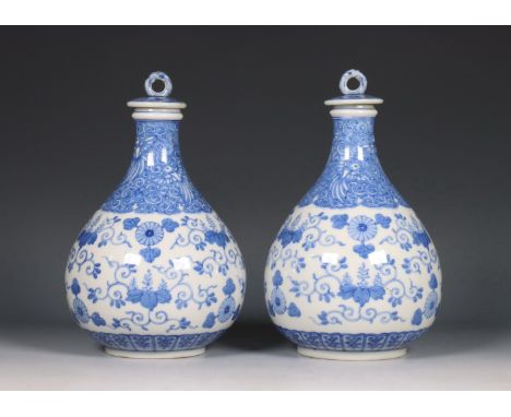 Japan, paar blauw-witte porseleinen flessen, modern, de bolle buiken gedecoreerd met gestileerde bloemen, beide met deksel (e