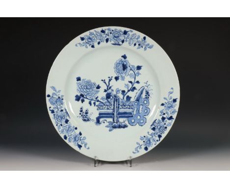 China, blauw-wit porseleinen schotel, Qianlong periode (1736-1795), gedecoreerd met pioenrozen in een jardinière (kleine rand