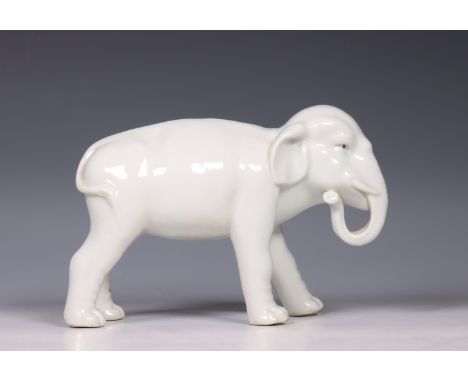 Japan, witgeglazuurd porseleinen model van een olifant, 20e eeuw, realistisch gemodelleerd in staande positie, met gestempeld