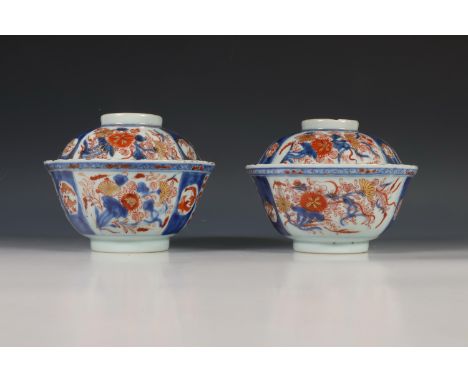 China, paar Imari porseleinen dekselkommen, Kangxi periode (1662-1722), beide gedecoreerd met panelen met chrysanten, prunus 