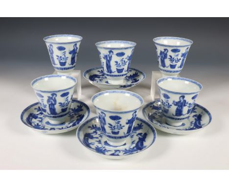 Japan, set blauw-wit porseleinen kop en schotels, 19e eeuw, bestaande uit zes koppen en vier schotels, in imitatie van Kangxi