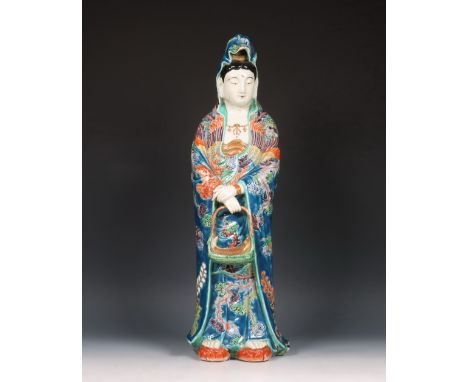 Japan, polychroom porseleinen figuur van Guanyin/ Kannon, begin 20e eeuw, gekleed in bont gewaad gedecoreerd met feniksen, ee