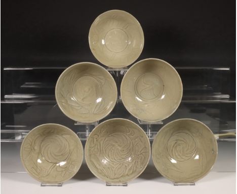 China, zes diepe celadon geglazuurde kommen, Noordelijke Song-dynastie, 10e-12e eeuw, met vloeiende florale decoratie, bedekt