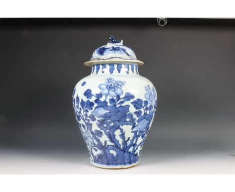China, blauw-wit porseleinen dekselpot, 19e eeuw, gedecoreerd met vogels in een tuin met bamboe en pioenrozen (dekselmet gepl