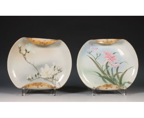 Japan, paar gekleurde porseleinen bordjes, 20e eeuw, met omgekrulde randen, verschillend beschilderd met iris en lelie, onder
