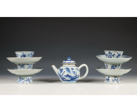 China, collectie blauw-wit porseleinen theegoed, 18e eeuw, bestaande uit een set van zes theekommen en vier schotels beschild