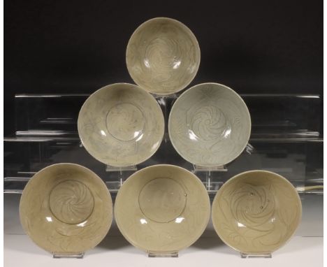 China, zes diepe celadon geglazuurde kommen, Noordelijke Song-dynastie, 10e-12e eeuw, met vloeiende florale decoratie, bedekt
