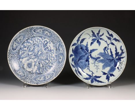 Japan en China, blauw-wit porseleinen bord en Swatow bord, 17e/ 18e eeuw, het Japanse bord gedecoreerd met handcitrus en perz