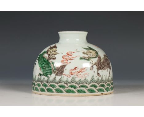 China, famille verte porseleinen penselenwasser, 20e eeuw, het ronde vat gedecoreerd met qilin, de onderzijde met apocrief Ka