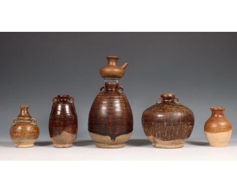 Thailand, collectie Sawankhalok bruin geglazuurde aardewerken vaasjes, ca. 15e eeuw, bestaande uit drie grotere vaasjes met g