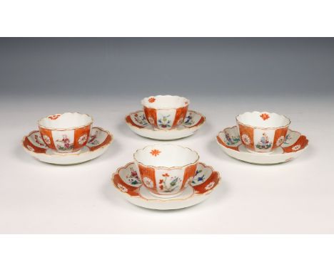 Japan, set van vier Kutani porseleinen koppen en schotels, 19e eeuw, elk gedecoreerd met panelen met bloemen, figuren en kiku