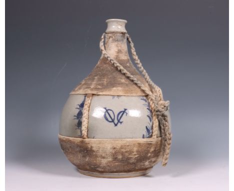 Japan, Arita blauw-wit porseleinen " VOC" fles, 18e eeuw, beschilderd met VOC monogram op buik en bodem h. 24 cm [1] Japan, A