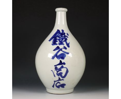 Japan, grote blauw-wit porseleinen voorraadfles, 20e eeuw, beschilderd met karakters (krasjes) h. 37 cm Provenance: Particuli
