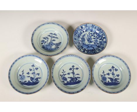 China, collectie blauw-wit porselein, 18e-20e eeuw, bestaande uit een set van vier diepe schoteltjes gedecoreerd met pijnboom