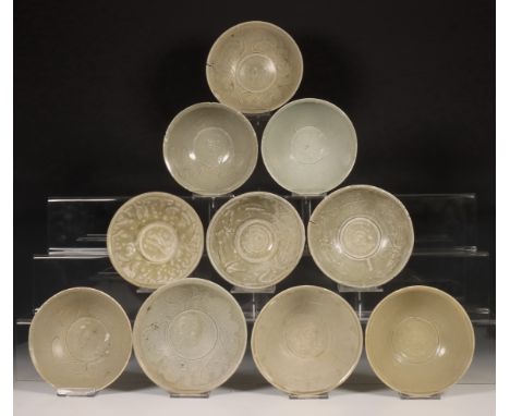 China, tien celadon geglazuurde kommen, Noordelijke Song-dynastie, 10e-12e eeuw, met gestileerde florale decoratie, bedekt me