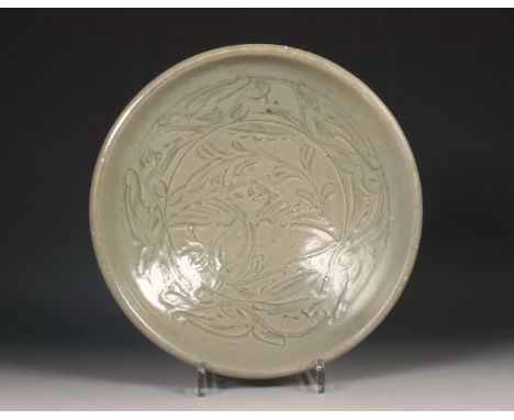 China, celadon geglazuurde schaal, Noordelijke Song-dynastie, 10e-12e eeuw, met ingekerfde en gekamde gestileerde florale dec