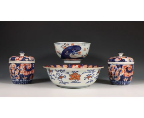 Japan, vier Imari porseleinen kommen, 19e/ 20e eeuw, bestaande uit een paar geribde dekselpotten, een schaal gedecoreerd met 