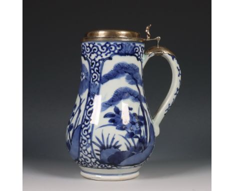 Japan, zilvergemonteerd blauw-wit porseleinen Arita bierpul, 18e eeuw, het zilver later, beschilderd met panelen met bloemen,