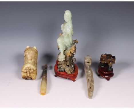 China, diverse jade, jadeïte en hardstenen snijwerken, modern, bestaande uit een Guanyin op rots, een leeuw, een olifant en t