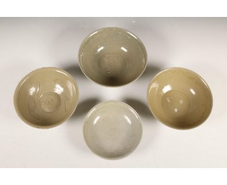 China, vier celadon geglazuurde kommen, Noordelijke Song-dynastie, 10e-12e eeuw, twee met gekamde gestileerde florale decorat