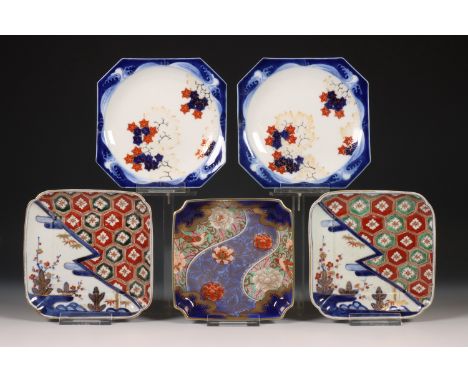 Japan, twee paar en een enkel Imari porseleinen schaaltje, 20e eeuw, alle vierkant en met verschillende bloemendecoraties 16,