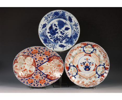 Japan en China, twee Imari porseleinen schotels en een blauw-wit bord, 19e eeuw, bestaande uit een ovale schaal met geschulpt
