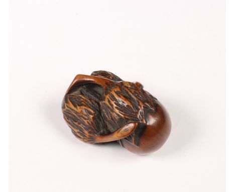 Japan, palmhouten netsuke van drie nasubi, 19e eeuw, de vruchten realistisch weergegeven l. 4 cm Paul Brandt, 1965 [1] Japan,