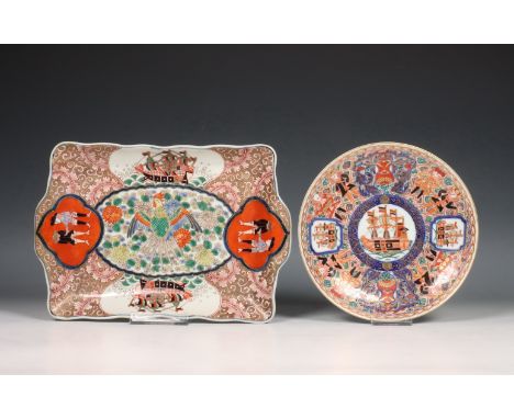 Japan, twee Imari porseleinen Namban schoteltjes, 19e eeuw, een rechthoekig en een rond, beide gedecoreerd met Hollanders en 