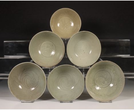China, zes diepe celadon geglazuurde kommen, Noordelijke Song-dynastie, 10e-12e eeuw, met vloeiende florale decoratie, bedekt