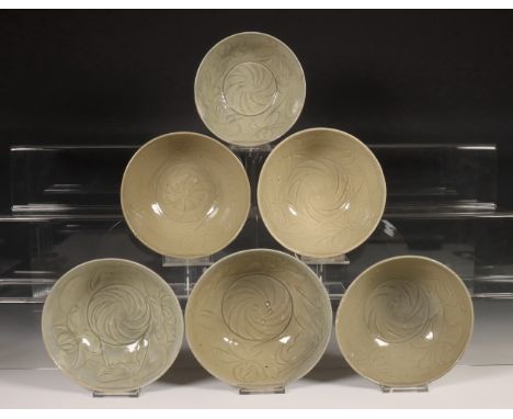China, zes diepe celadon geglazuurde kommen, Noordelijke Song-dynastie, 10e-12e eeuw, met vloeiende florale decoratie, bedekt