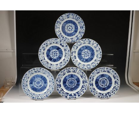 China, set van zes blauw-wit porseleinen borden, 18e eeuw, elk gedecoreerd met concentrische banden met gestileerde bloemen (