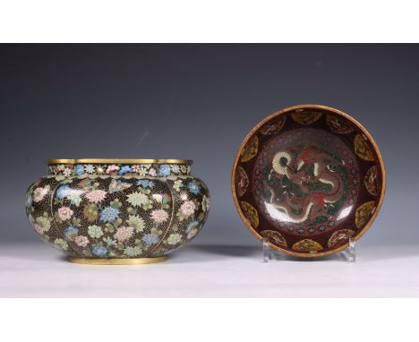 Japan, twee cloisonné kommen, ca. 1900, een ovaal gelobd en gedecoreerd met bloemen, de ander rond en gedecoreerd met fenikse