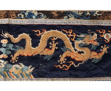 China, blauwzijden met gouddraad geborduurd 'draken' paneel, 19e eeuw,&nbsp;de in gouddraad geborduurde vijfklauwige draak ja