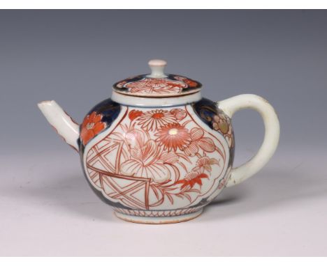 Japan, Imari porseleinen theepot en deksel, 18e eeuw, gedecoreerd met chrysanten (handvat gerestaureerd) h. 11 cm [1] Japan, 