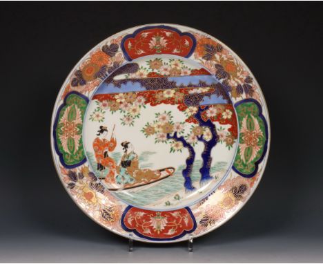 Japan, Imari porseleinen schotel, Meiji periode (1868-1912), gedecoreerd met geisha's in een roeiboot, de rand met bloemenpan