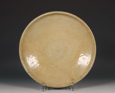 China, celadon geglazuurde schaal, Noordelijke Song-dynastie, 10e-12e eeuw, met gestileerde florale decoratie, bedekt met gee