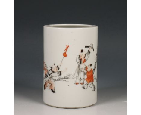 China, grisaille en ijzerrode porseleinen penselenpot, 20e eeuw, gedecoreerd met spelende jongetjes, met apocrief Hongxian me