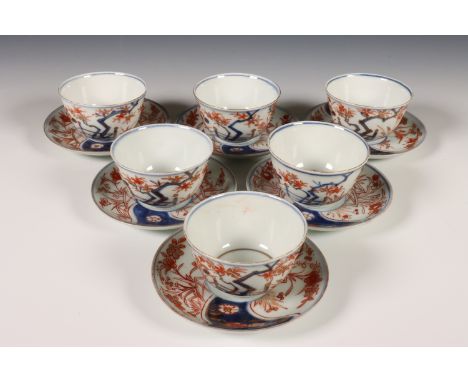 Japan, set van zes Imari porseleinen theekommen en schotels, 18e eeuw, gedecoreerd met bloemenpanelen (schotel met chipje) di